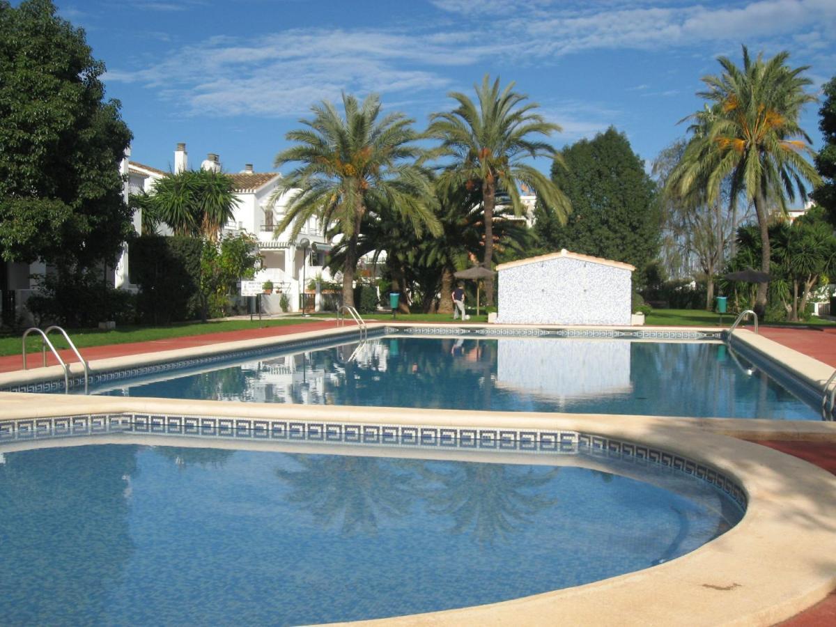 Chalet Adosado En Urbanizacion Con Precioso Jardin Denia Exterior photo